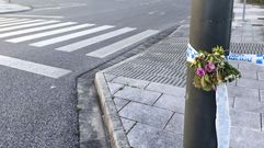 Alguien deja flores en el lugar del crimen.