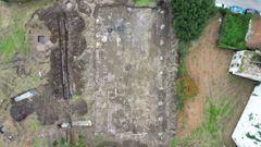 Imagen a�rea del �rea que ocupaba la pista del Teucro y, a la izquierda, el muro que pudo pertenecer a un astillero medieval