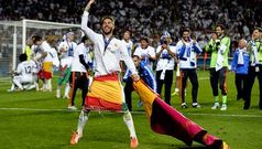 Sergio Ramos, uno de los jugadores m�s aclamados por la afici�n del Real Madrid en el Estadio da Luz, correspondi� con el capote a las peticiones de la grada.