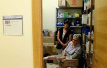 A una mujer le hicieron ayer curas en la estancia del centro de salud destinada a almac�n. 