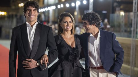 Pen�lope Cruz, junto a Javier Calvo y Javier Ambrossi, en la alfombra roja del festival de cine de San Sebasti�n, donde presentaron �La bola negra�.