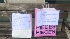 Bolsas de ropa en el banco de la Avenida A Barca en Poio