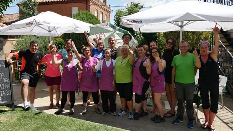 Marisa -de morado, gafas y pantaln negro- en su albergue de Terradillos rodeada de peregrinos (al fondo) y trabajadores (en primer trmino)