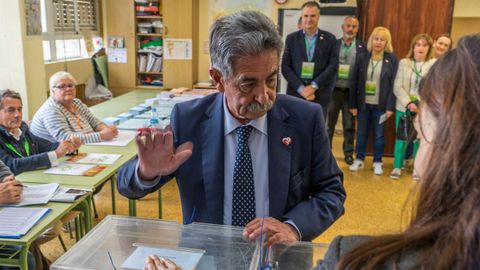 Miguel ngel Revilla vota en Astillero, Cantabria