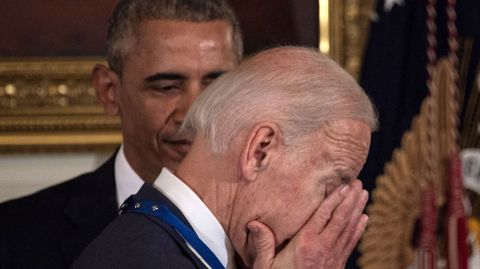 Biden llora al recibir por sorpresa la Medalla de la Libertad