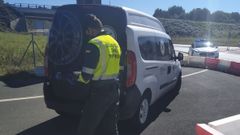 El veh�culo interceptado por la Guardia Civil.