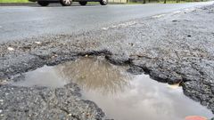 Bache que denuncia Oleiros en una carretera de competencia auton�mica.