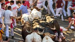 Corredores por el suelo en el encierro de San Ferm�n de este jueves