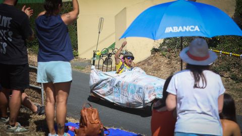 El p�blico se protegi� del sol con paraguas y sombrillas durante la bajada