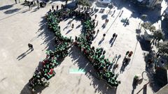La campa�a de la AECC de Pontevedra incluy� la formaci�n de un gran lazo humano verde en A Ferrer�a