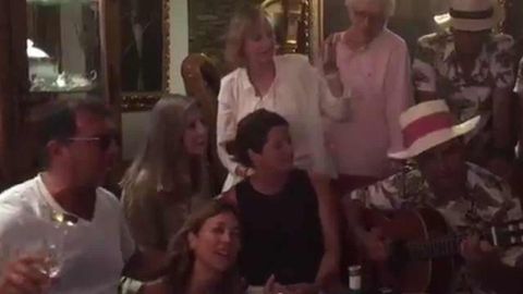 Trapero toc� a la guitarra una canci�n de Serrat y prepar� la paella