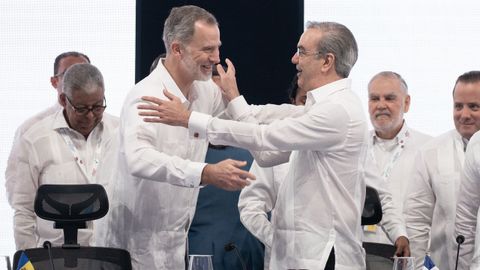 Felipe VI y el presidente de la Repblica Dominicana, Luis Abinader, saludndose, este sbado, antes de la sesin plenaria de la Cumbre Iberoamericana