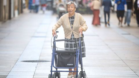 La gran centenaria Dina Casanova, paseando ayer por la calle Real de Ferrol.