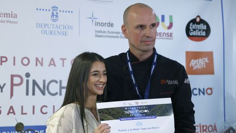 Luis Romaní, del restaurante Frouma en O Pereiro de Aguiar, recogiendo el premio a la mejor tapa con marisco de la cuarta edición del Campeonato de Tapas y Pinchos de Galicia.