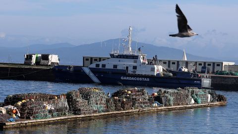 Embarcaci�n del servicio de Gardacostas en el puerto de Ribeira