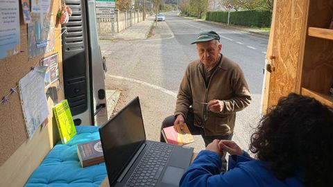 Uno de los lectores ms asiduos, esperando la llegada de la Furgoteca