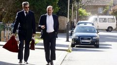 Louz�n, llegando a los juzgados de Cambados