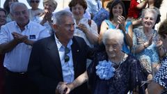 Rolindes Mazaira con su hijo, Jos Ramn Iglesias, y su familia a la salida de la iglesia