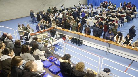 Pblico y degustacin de las raciones repartidas en el pabelln.