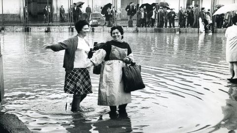 Antes y despus de los rellenos: los barcos atracaban en la Marina a la puerta de los locales. Con los rellenos vinieron las inundaciones en das de lluvia torrencial y pleamar, como esta en la Palloza en 1970