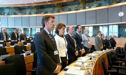 <span lang= es-es >Recuerdo a Angrois</span>. El Comit� de las Regiones de la UE -con el presidente Feijoo en primer t�rmino- record� a las v�ctimas del accidente del Alvia con un minuto de silencio.