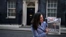 Una presentadora de televisi�n muestra, a las puertas del 10 de Downing Street, una de las primeras p�ginas cr�ticas con Boris Johnson publicadas este jueves por la prensa de Londres