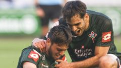Manel Mart�nez felicita a Jaume Jard� tras el �ltimo gol del Racing frente al San Fernando.