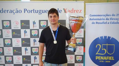 Carlos Su�rez con la copa como campeones por equipos de Portugal