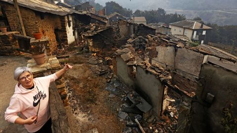 La zona cero. Vilamart�n de Valdeorras fue el concello en el que m�s ayudas se pidieron durante la primera jornada habilitada para hacerlo. En la imagen, el d�a despu�s de los incendios en la parroquia de San Vicente de Leira de ese municipio: Pepita, una vecina, muestra las consecuencias del fuego.