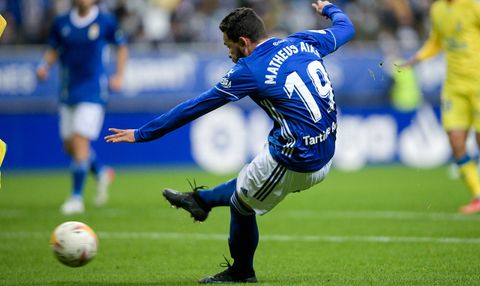 Matheus Ais dispara a portera durante el Real Oviedo - UD Las Palmas