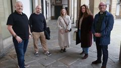 Las asociaciones de vecinos reunidos en Mar�a Pita. De izquierda a derecha, Jos� Garc�a, secretario de Os Mallos-Vio�o; V�ctor Lamela, presidente de Mesoiro; Mar�a Dolores Sierra, presidenta de Xux�n; Vanessa Rey, presidenta de Recinto Ferial, y Jos� Ram�n Calvete, presidente de San Pedro de Visma. 