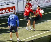 Fran P�rez, chocando con Galindo durante una sesi�n de f�tbol tenis ante la mirada de Seti�n.