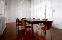 La sala de juntas ha sufrido una completa remodelaci�n pero su mobiliario a�n es provisional. 