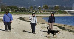 Las caminatas por la playa fueron una constante en todos los arenales de la comarca aunque el calor todav�a no aprieta lo suficiente. 