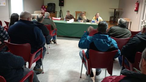 Ferrol en Com�n se reuni� con vecinos el pasado viernes para abordar el problema de los ataques de lobo en el municipio.