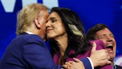 Tulsi Gabbard junto a Donald Trump