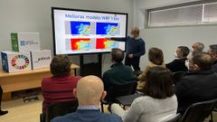 El meteor�logo Juan Taboada durante un acto con �ngeles V�zquez, conselleira de Medio Ambiente, Territorio y Vivienda