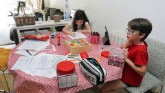 Dos escolares gallegos, haciendo los deberes en casa esta semana 
