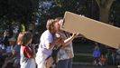 Decenas de vecinos y turistas se acercaron al parque de Rosal�a para contemplar el eclipse.