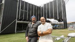 Los responsables de la gira de Juan Luis Guerra en Galicia, en el montaje del escenario en Sanxenxo, donde el artista act�a este domingo.