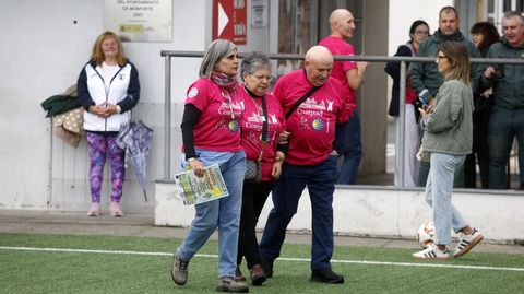 Los padres de Germn Maca y una representante de la asociacin CompostELA, la entoidad que organizaba el partido