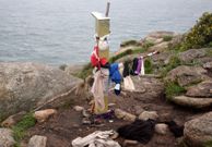 Las placas de fallecidos, los candados o un parapeto sobre el c�digo QR completan el �espect�culo�.