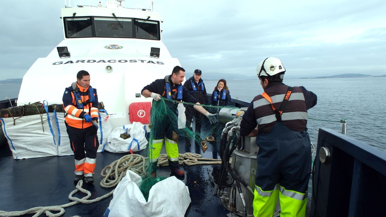 Villaverde anuncia más medios para el servicio de Gardacostas durante una visita a Arousa