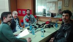 <span lang= gl >Avance discogr�fico en Radio Voz</span>. Xos� Regueira, edil de Promoci�n Econ�mica; Nanny Mouro, de Mam� Lola, e Manuel Dourado, de A Escola da R�a, estiveron onte Radio Voz Berganti�os xunto a Fran Rodr�guez para explicar o proceso de xestaci�n do disco Son Carballo, que ser� presentado hoxe. 