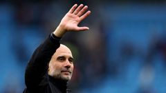 Guardiola saluda a los aficionados del City durante el partido contra el Brentford.