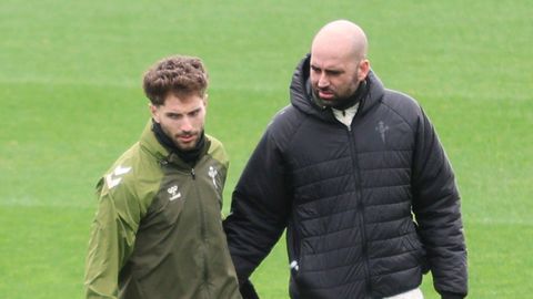 El jugador del Celta Javi Rueda y su entrenador, Claudio Gir�ldez, en una sesi�n de la temporada pasada.