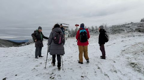 Un grupo de excursionistas, este s�bado entre la nieve en una de la rutas que atraviesan la Devesa da Rogueira