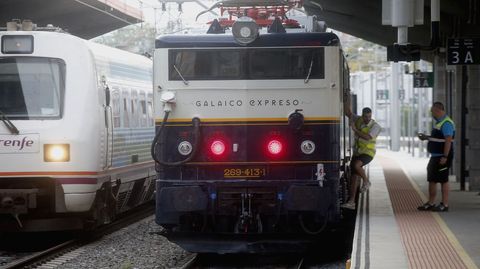 El Galaico Expreso en la estaci�n de Ourense tras el primer recorrido desde Monforte