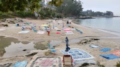 Llega a Cangas la moda de reservar espacio en la playa
