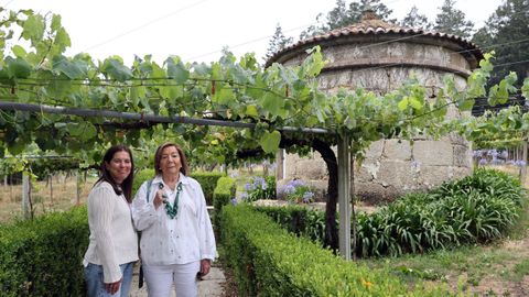 La fundadora de la bodega Pazo de Se&ntilde;or&aacute;ns, Marisol Bueno, junto a su hija Vicky Mareque, presidenta de la empresa.